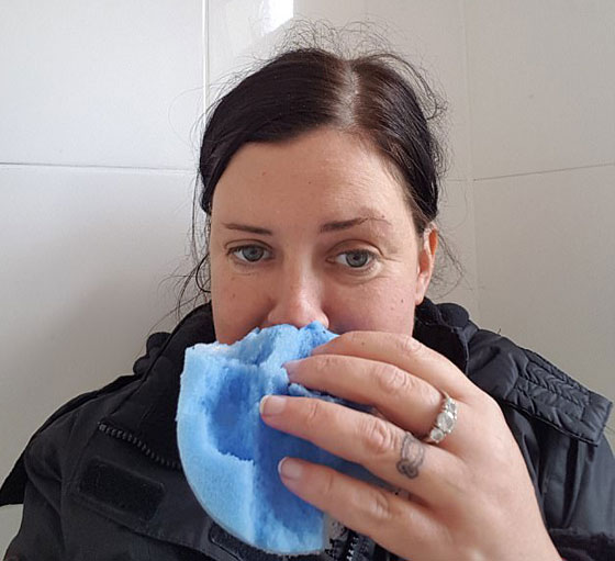 بالصور.. سيدة بريطانية مدمنة على أكل الإسفنج صورة رقم 1