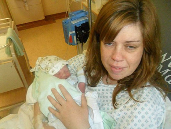 بالصور.. سيدة بريطانية مدمنة على أكل الإسفنج صورة رقم 3