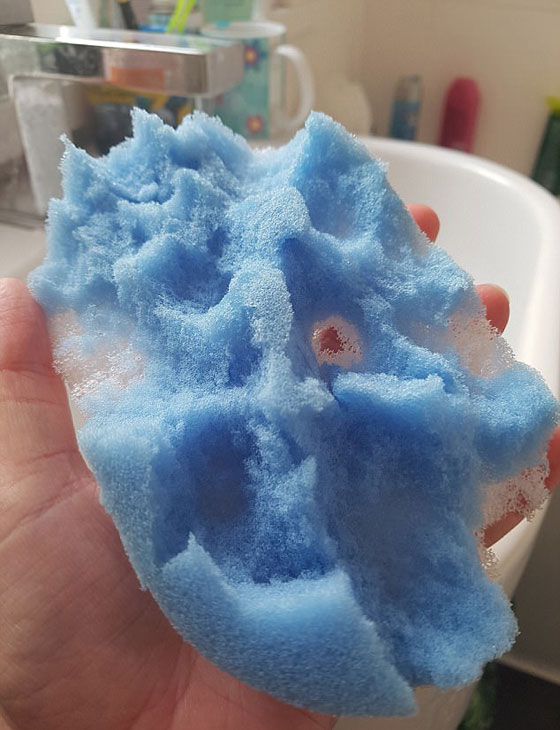 بالصور.. سيدة بريطانية مدمنة على أكل الإسفنج صورة رقم 2