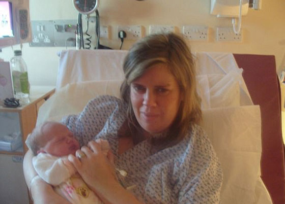 بالصور.. سيدة بريطانية مدمنة على أكل الإسفنج صورة رقم 7