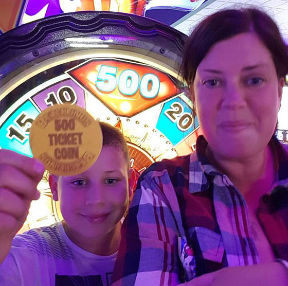 بالصور.. سيدة بريطانية مدمنة على أكل الإسفنج صورة رقم 8