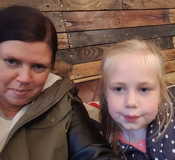 بالصور.. سيدة بريطانية مدمنة على أكل الإسفنج صورة رقم 11