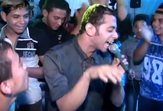 فيديو مؤلم: مصري معاق عقليا يستغلّوه في الافراح ليغني ويسخر منه الحضور! صورة رقم 9