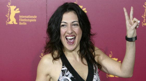 ممثلة تركية ترفض مصافحة مخرج عند تسلمه جائزته لأنه متدين! فيديو صورة رقم 3