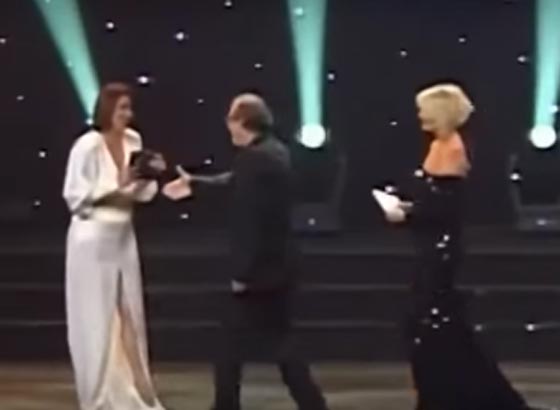 ممثلة تركية ترفض مصافحة مخرج عند تسلمه جائزته لأنه متدين! فيديو صورة رقم 1