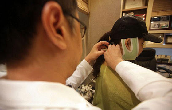 3 نساء صينيات يقعن في ورطة بالمطار بسبب عمليات التجميل صورة رقم 2 3 نساء صينيات يقعن في ورطة بالمطار بسبب عمليات التجميل صورة رقم 2