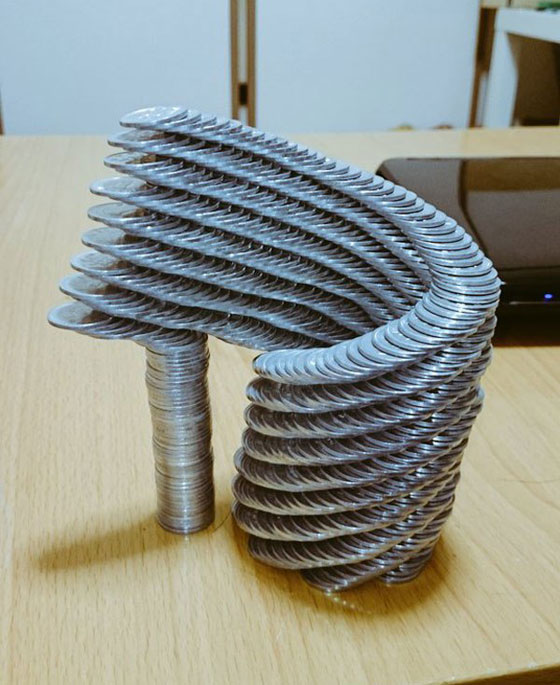 فيديو وصور.. فنان ياباني يتقن رص العملات بشكل معقد ومدهش! صورة رقم 3