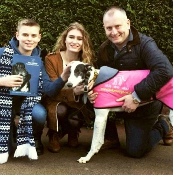 هكذا كافئ هذا الشاب السيدة التي أنقذته من التشرّد والضياع! صورة رقم 6