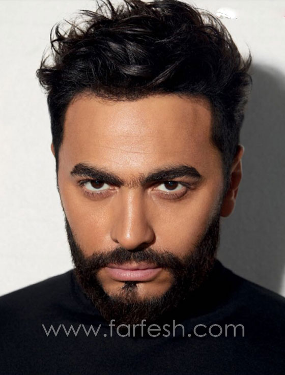 سخروا من ملابسه ووصفوها بالستائر.. هذا هو سعر بذلتي تامر حسني الخيالي صورة رقم 11