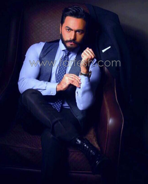 سخروا من ملابسه ووصفوها بالستائر.. هذا هو سعر بذلتي تامر حسني الخيالي صورة رقم 14