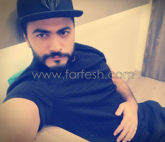 سخروا من ملابسه ووصفوها بالستائر.. هذا هو سعر بذلتي تامر حسني الخيالي صورة رقم 16