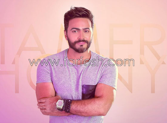 سخروا من ملابسه ووصفوها بالستائر.. هذا هو سعر بذلتي تامر حسني الخيالي صورة رقم 20