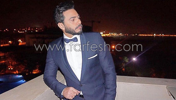 سخروا من ملابسه ووصفوها بالستائر.. هذا هو سعر بذلتي تامر حسني الخيالي صورة رقم 21