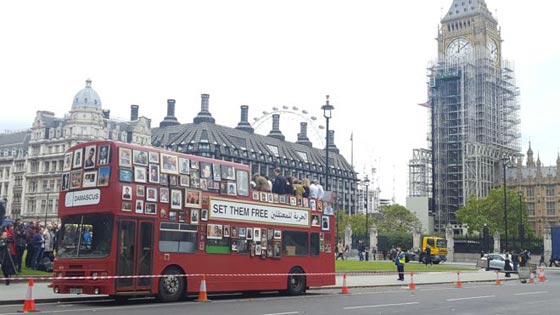 الحرية للمعتقلين بحافلة دمشق: حافلة لندن تغطيها صور معتقلين سوريين صورة رقم 3 الحرية للمعتقلين بحافلة دمشق: حافلة لندن تغطيها صور معتقلين سوريين صورة رقم 3