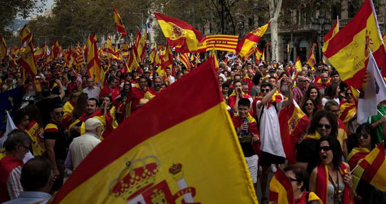 بالصور.. مناوشات بين رافضي ومؤيدي انفصال كتالونيا صورة رقم 6 بالصور.. مناوشات بين رافضي ومؤيدي انفصال كتالونيا صورة رقم 6