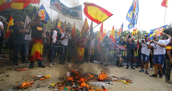 بالصور.. مناوشات بين رافضي ومؤيدي انفصال كتالونيا صورة رقم 4 بالصور.. مناوشات بين رافضي ومؤيدي انفصال كتالونيا صورة رقم 4