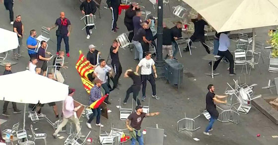 بالصور.. مناوشات بين رافضي ومؤيدي انفصال كتالونيا صورة رقم 1 بالصور.. مناوشات بين رافضي ومؤيدي انفصال كتالونيا صورة رقم 1
