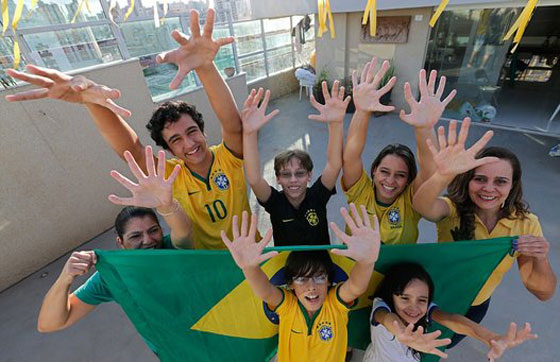 عائلةٌ برازيلية أفرادها بـ6 أصابع حولتهم معاناتهم إلى مشهورين صورة رقم 1 عائلةٌ برازيلية أفرادها بـ6 أصابع حولتهم معاناتهم إلى مشهورين صورة رقم 1