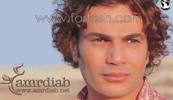 شعر ذهبي وقمصان مشجّرة .. صور أشهر تقليعات عمرو دياب طوال مسيرته الفنية صورة رقم 8