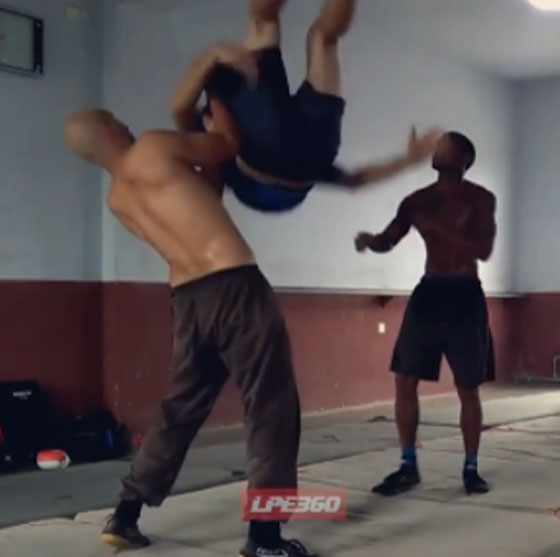 فيديو مؤلم.. رجلان يتسببان في سقوط مروع لشاب صورة رقم 2