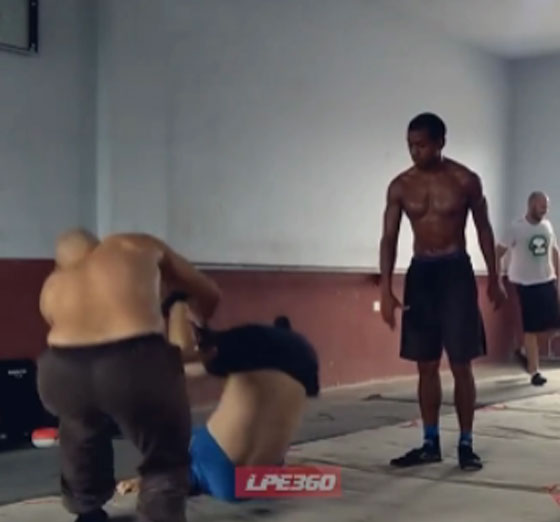 فيديو مؤلم.. رجلان يتسببان في سقوط مروع لشاب صورة رقم 3