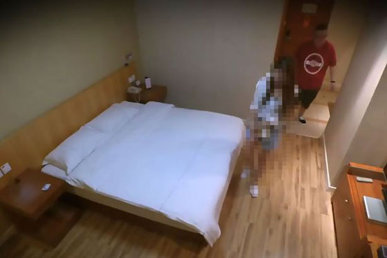 عرضت عذريَّتها للبيع مقابل آيفون 8 فتلقت درساً لن تنساه أبداً.. فيديو صورة رقم 2