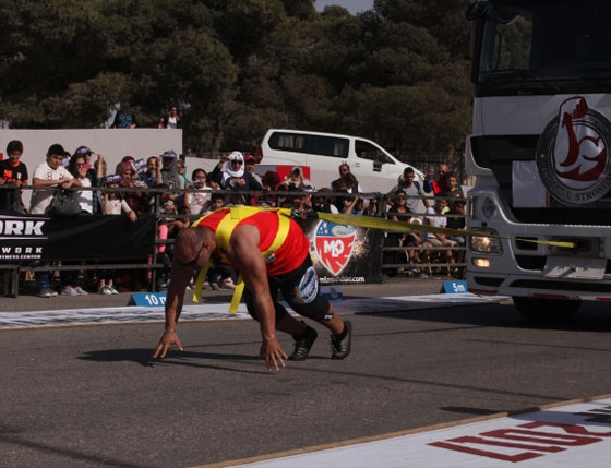 شاهد أقوى الرجال بالعالم يجرون الشاحنات.. فيديو صورة رقم 2 شاهد أقوى الرجال بالعالم يجرون الشاحنات.. فيديو صورة رقم 2