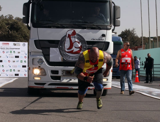 شاهد أقوى الرجال بالعالم يجرون الشاحنات.. فيديو صورة رقم 4 شاهد أقوى الرجال بالعالم يجرون الشاحنات.. فيديو صورة رقم 4