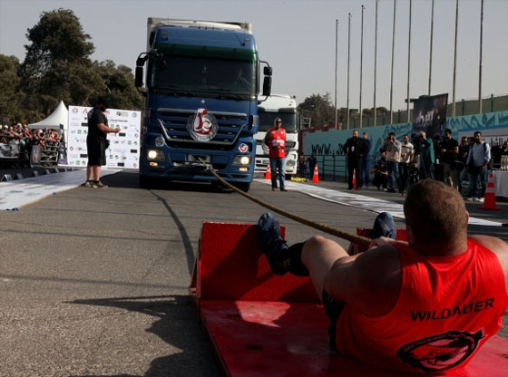 شاهد أقوى الرجال بالعالم يجرون الشاحنات.. فيديو صورة رقم 5 شاهد أقوى الرجال بالعالم يجرون الشاحنات.. فيديو صورة رقم 5