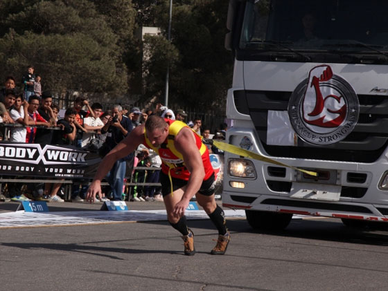 شاهد أقوى الرجال بالعالم يجرون الشاحنات.. فيديو صورة رقم 6 شاهد أقوى الرجال بالعالم يجرون الشاحنات.. فيديو صورة رقم 6