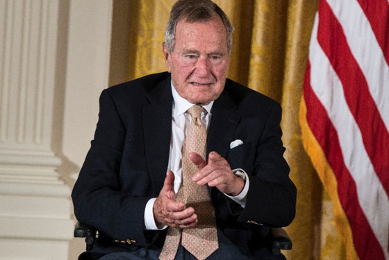 ممثلة تتهم رئيساً سابقاً بلمسة فاحشة من مقعده المتحرك صورة رقم 7 ممثلة تتهم رئيساً سابقاً بلمسة فاحشة من مقعده المتحرك صورة رقم 7