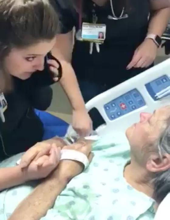فيديو مؤثر.. ممرضة تغني لسيدة مريضة بسرطان الكبد على فراش الموت صورة رقم 1 فيديو مؤثر.. ممرضة تغني لسيدة مريضة بسرطان الكبد على فراش الموت صورة رقم 1