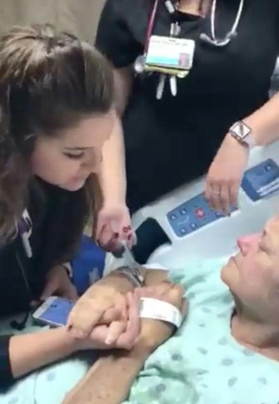 فيديو مؤثر.. ممرضة تغني لسيدة مريضة بسرطان الكبد على فراش الموت صورة رقم 2 فيديو مؤثر.. ممرضة تغني لسيدة مريضة بسرطان الكبد على فراش الموت صورة رقم 2