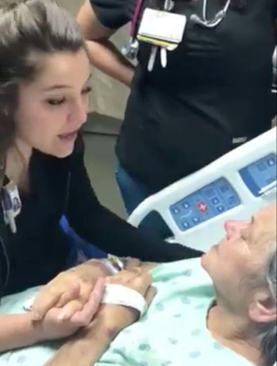 فيديو مؤثر.. ممرضة تغني لسيدة مريضة بسرطان الكبد على فراش الموت صورة رقم 3 فيديو مؤثر.. ممرضة تغني لسيدة مريضة بسرطان الكبد على فراش الموت صورة رقم 3