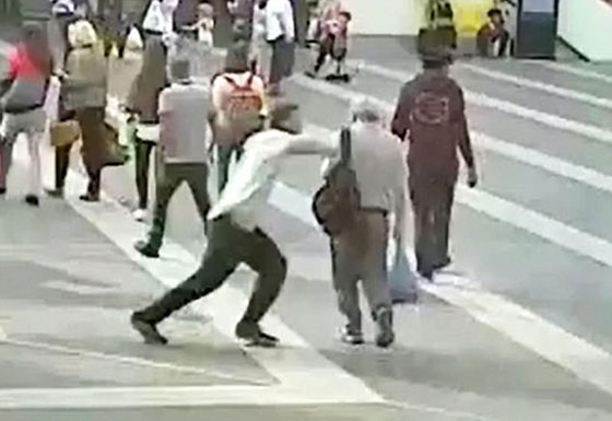 فيديو صادم.. اعتداء وحشي على مسن في محطة قطارات صورة رقم 2 فيديو صادم.. اعتداء وحشي على مسن في محطة قطارات صورة رقم 2