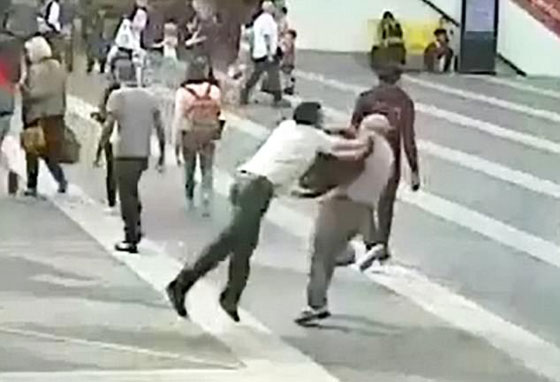 فيديو صادم.. اعتداء وحشي على مسن في محطة قطارات صورة رقم 3 فيديو صادم.. اعتداء وحشي على مسن في محطة قطارات صورة رقم 3