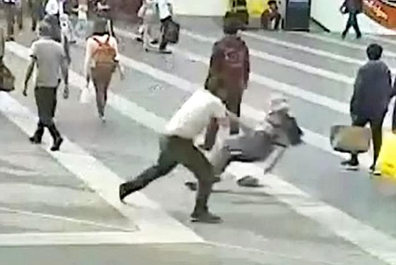 فيديو صادم.. اعتداء وحشي على مسن في محطة قطارات صورة رقم 4 فيديو صادم.. اعتداء وحشي على مسن في محطة قطارات صورة رقم 4