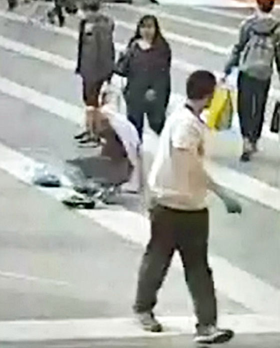 فيديو صادم.. اعتداء وحشي على مسن في محطة قطارات صورة رقم 5 فيديو صادم.. اعتداء وحشي على مسن في محطة قطارات صورة رقم 5