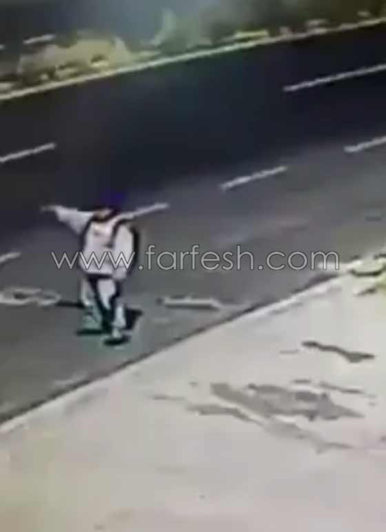 فيديو مخيف: حفرة مخفية تظهر فجأة وتبتلع رجلا في الشارع!! صورة رقم 1 فيديو مخيف: حفرة مخفية تظهر فجأة وتبتلع رجلا في الشارع!! صورة رقم 1