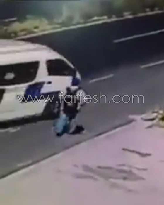 فيديو مخيف: حفرة مخفية تظهر فجأة وتبتلع رجلا في الشارع!! صورة رقم 2 فيديو مخيف: حفرة مخفية تظهر فجأة وتبتلع رجلا في الشارع!! صورة رقم 2