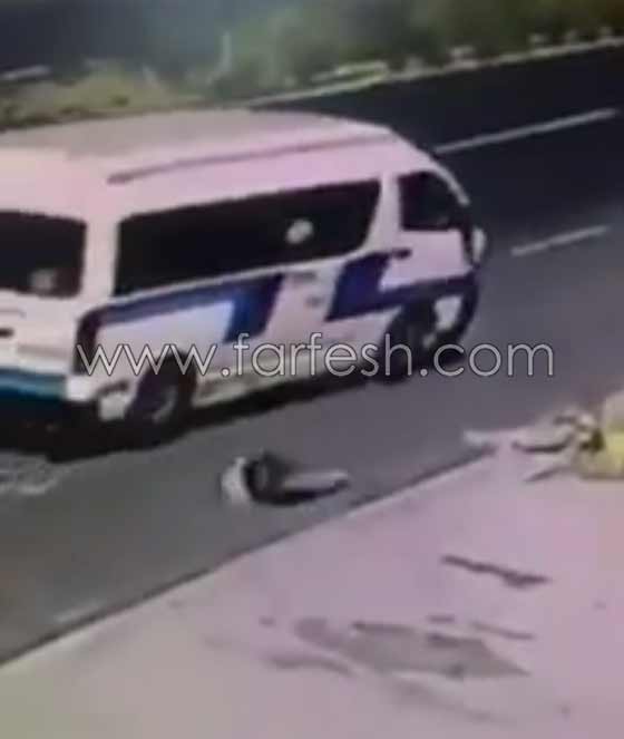 فيديو مخيف: حفرة مخفية تظهر فجأة وتبتلع رجلا في الشارع!! صورة رقم 4 فيديو مخيف: حفرة مخفية تظهر فجأة وتبتلع رجلا في الشارع!! صورة رقم 4