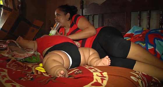 بالفيديو والصور.. طفل لا يتوقف عن الأكل ولا يشعر بالشبع صورة رقم 3 بالفيديو والصور.. طفل لا يتوقف عن الأكل ولا يشعر بالشبع صورة رقم 3