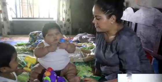 بالفيديو والصور.. طفل لا يتوقف عن الأكل ولا يشعر بالشبع صورة رقم 4 بالفيديو والصور.. طفل لا يتوقف عن الأكل ولا يشعر بالشبع صورة رقم 4