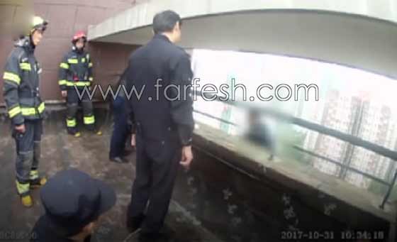 شرطي يخاطر بحياته لمنع شاب من الانتحار.. فيديو مثير! صورة رقم 2