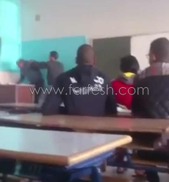 فيديو صادم.. تلميذ ينهال بالضرب العنيف على أستاذه يثير غضب المغاربة صورة رقم 3 فيديو صادم.. تلميذ ينهال بالضرب العنيف على أستاذه يثير غضب المغاربة صورة رقم 3