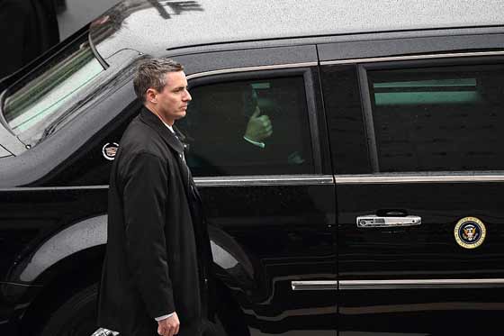 بالصور.. كل هذا الأسطول من السيارات يسافر مع ترامب على متن الطائرة! صورة رقم 4 بالصور.. كل هذا الأسطول من السيارات يسافر مع ترامب على متن الطائرة! صورة رقم 4