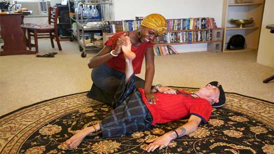 بالصور.. حالة نادرة رجل يمشي دون فخذين صورة رقم 1 بالصور.. حالة نادرة رجل يمشي دون فخذين صورة رقم 1