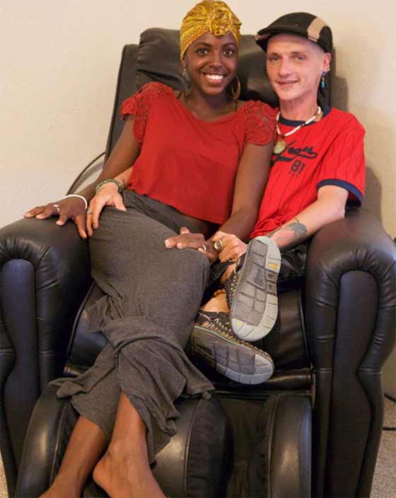 بالصور.. حالة نادرة رجل يمشي دون فخذين صورة رقم 3 بالصور.. حالة نادرة رجل يمشي دون فخذين صورة رقم 3