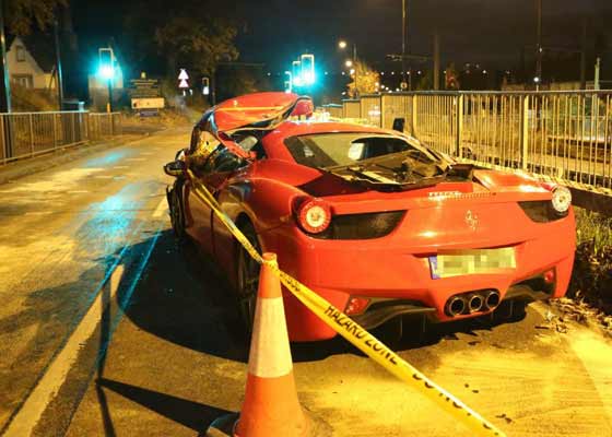 صور صادمة.. سيارة فيراري بأكثر من نصف مليون دولار تتحطم في ثوان صورة رقم 4 صور صادمة.. سيارة فيراري بأكثر من نصف مليون دولار تتحطم في ثوان صورة رقم 4