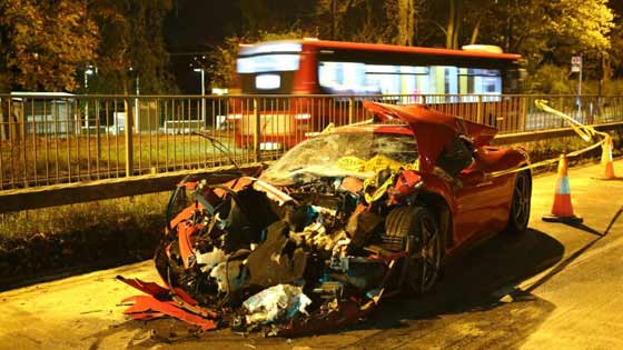 صور صادمة.. سيارة فيراري بأكثر من نصف مليون دولار تتحطم في ثوان صورة رقم 1 صور صادمة.. سيارة فيراري بأكثر من نصف مليون دولار تتحطم في ثوان صورة رقم 1